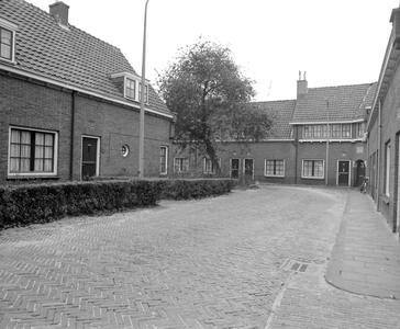 884001 Gezicht op het hofje aan de Wulpstraat (vrijwoningen van de Fundatie van Maria van Pallaes) te Utrecht, met ...